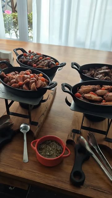 Panelas com carnes e acompanhamentos para compartilhar