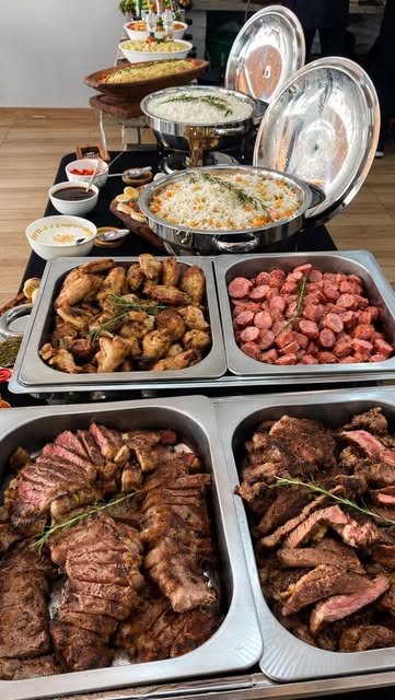 Carnes fatiadas e buffet montado em um evento do Seu Churrasqueiro