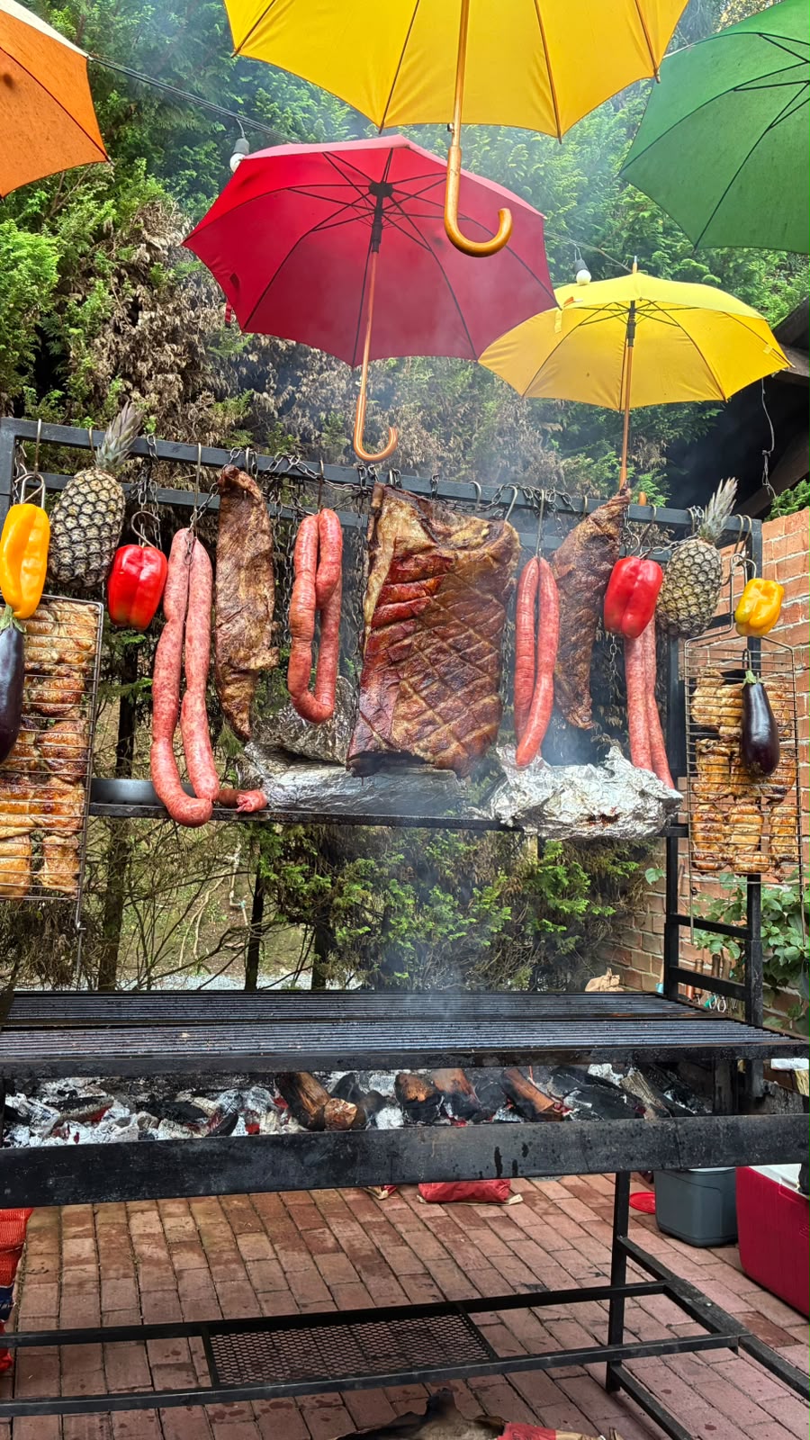 Fogo de chão com costelas e acompanhamentos na foto enviada pelo cliente