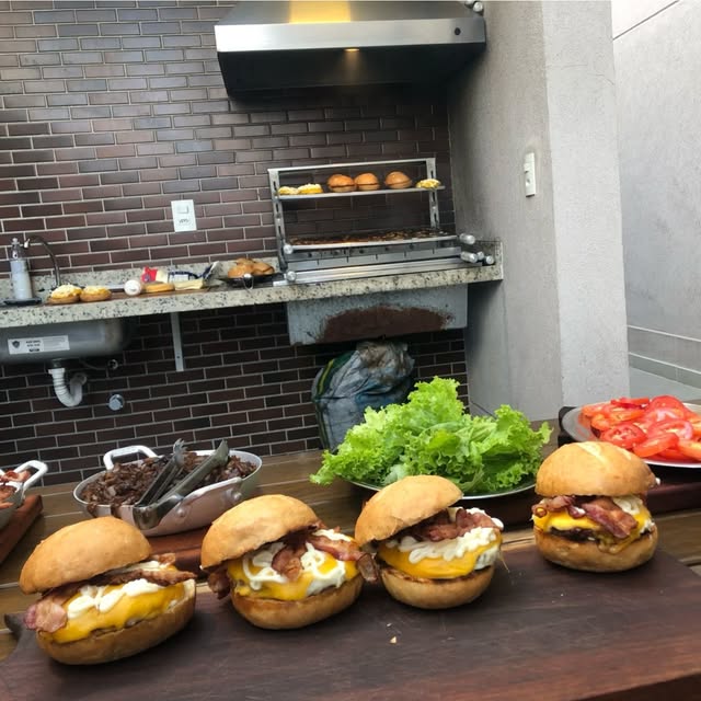 Hambúrgueres com queijo e complementos preparados no evento