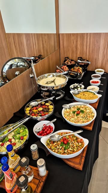 Mesa de saladas e acompanhamentos em um evento